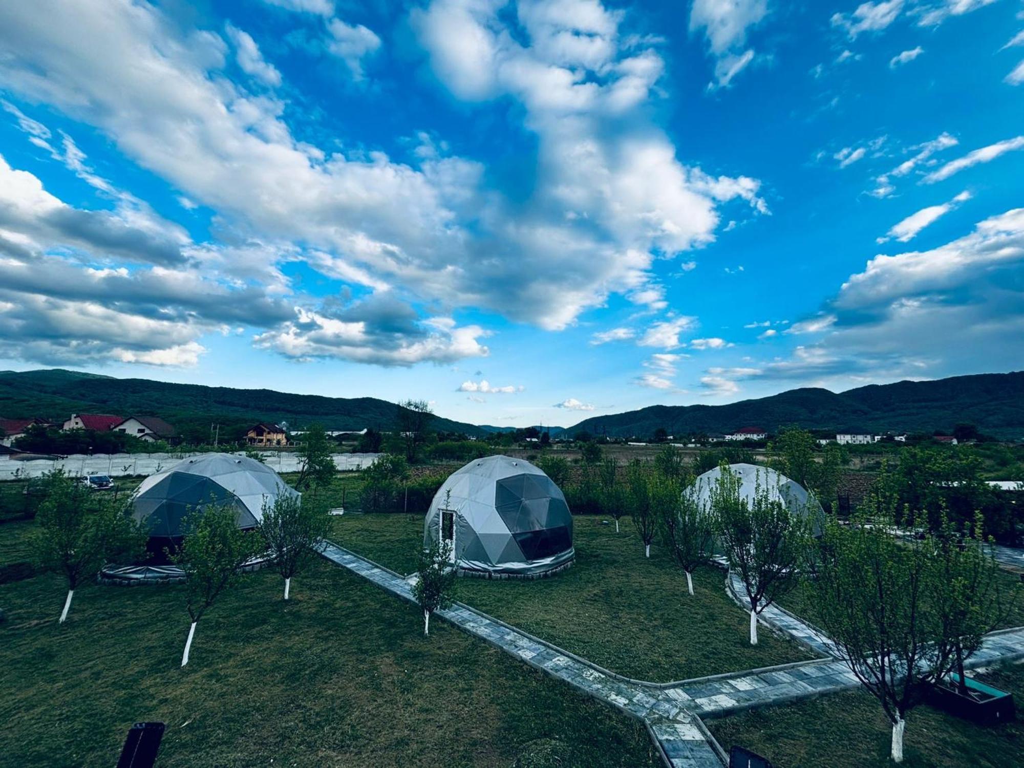 Sun Garden Glamping Domes Hotel Calimanesti Exterior photo
