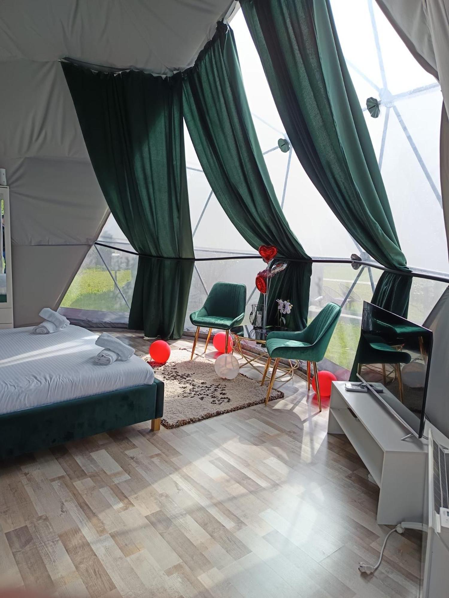 Sun Garden Glamping Domes Hotel Calimanesti Exterior photo